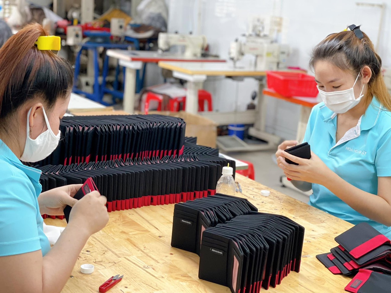 Xưởng may ví da khắc logo thương hiệu