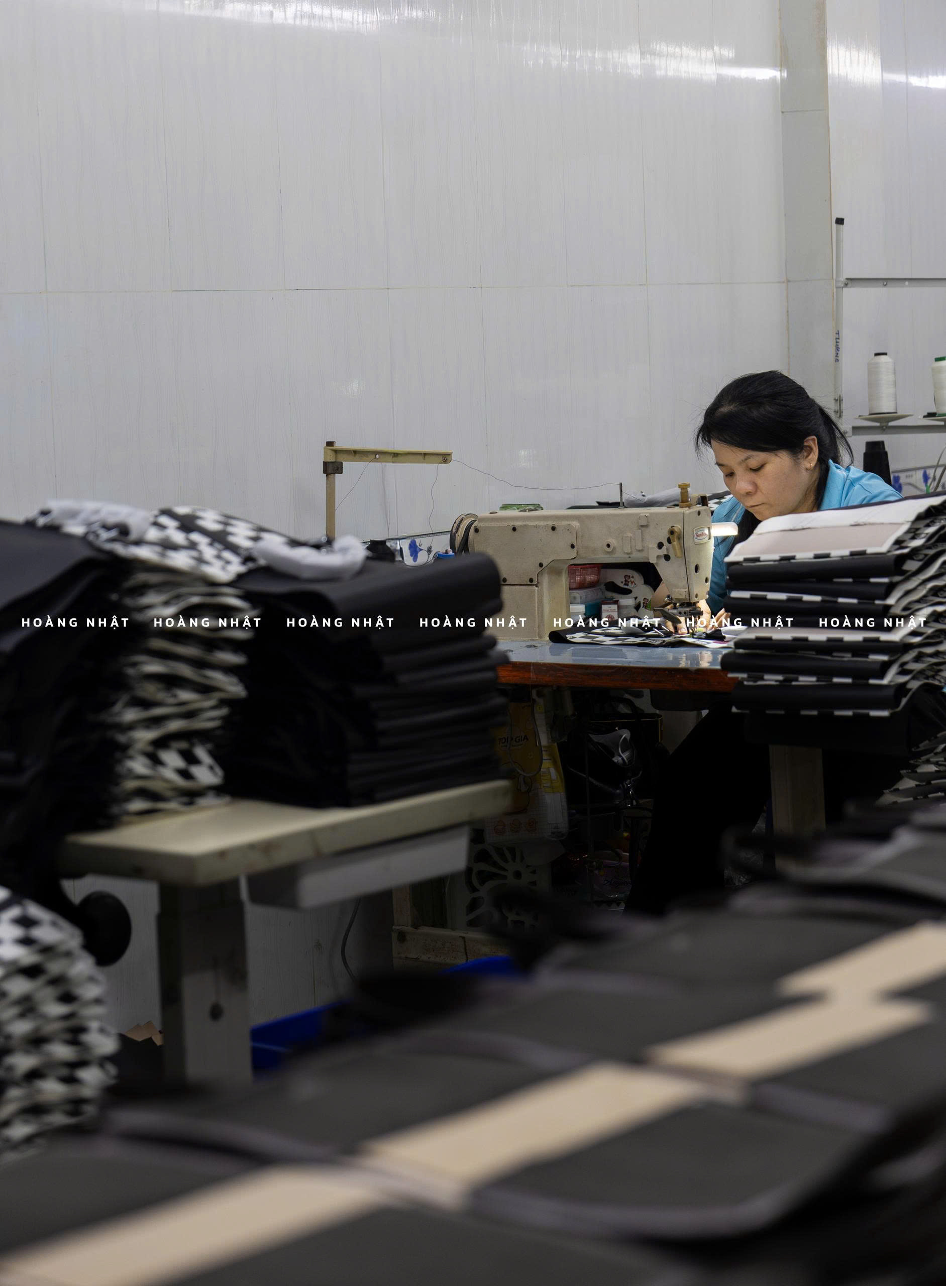 Thợ may ráp chi tiết túi tại chuyền may