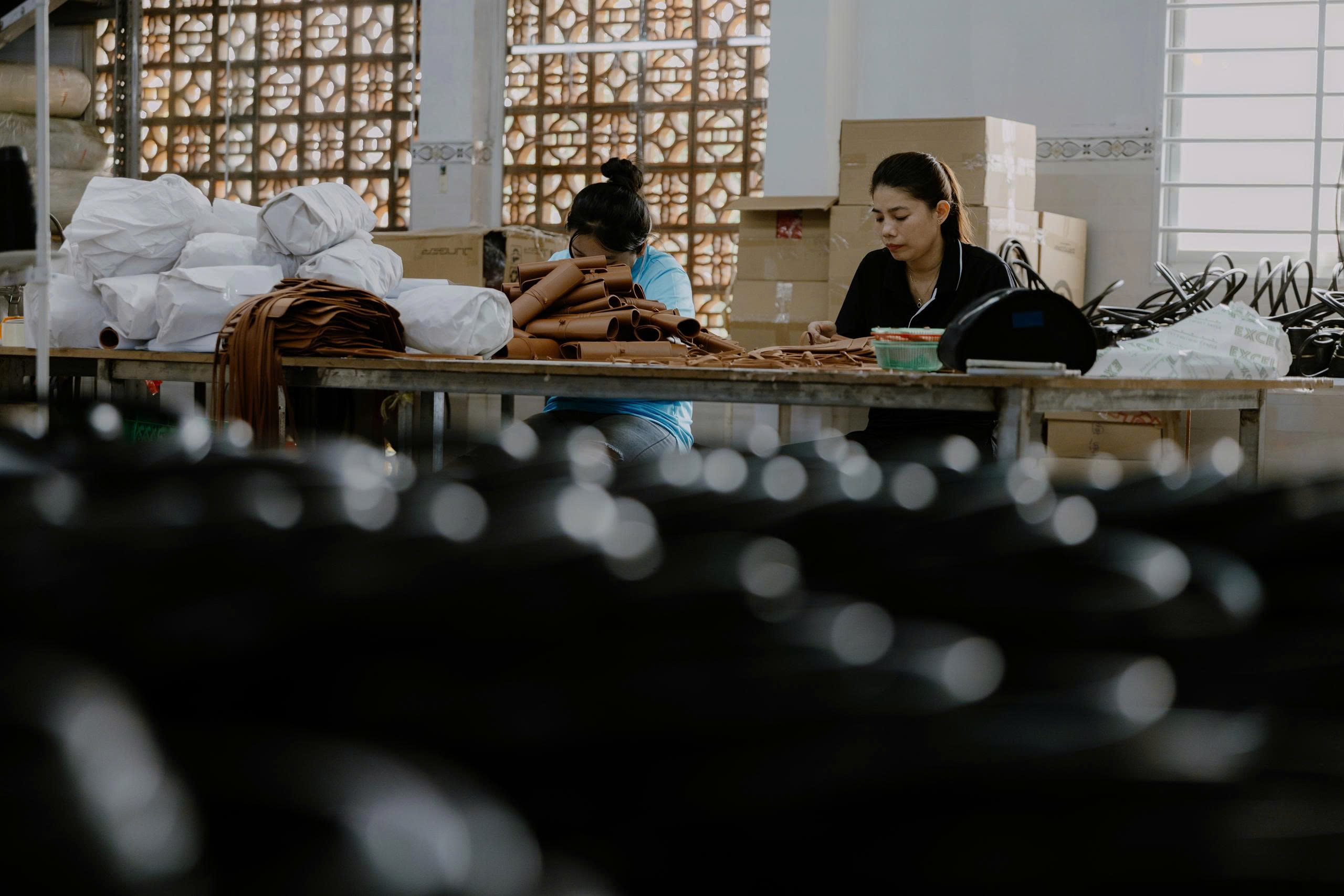 Gia công hoàn thiện quai và phụ kiện túi da