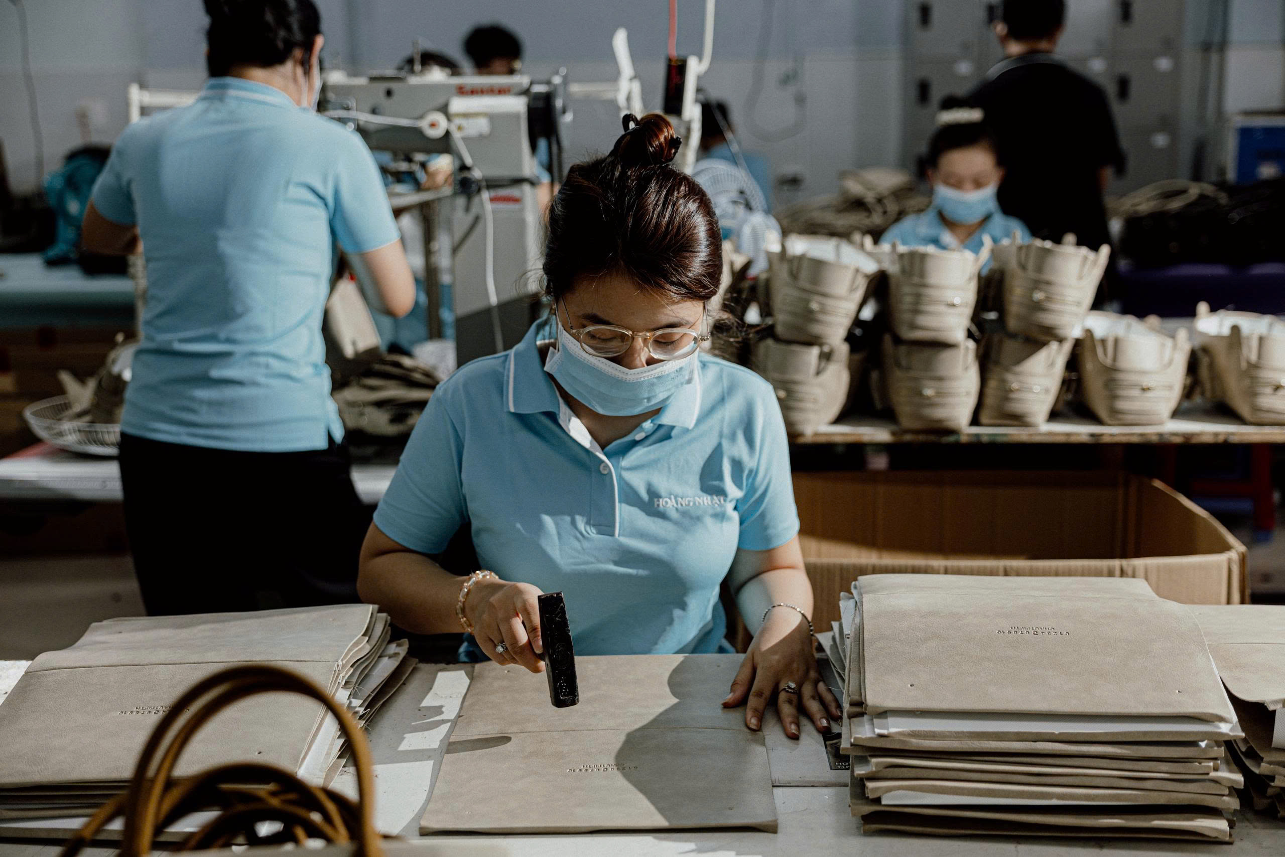 Dập định hình và hoàn thiện túi tote da cao cấp