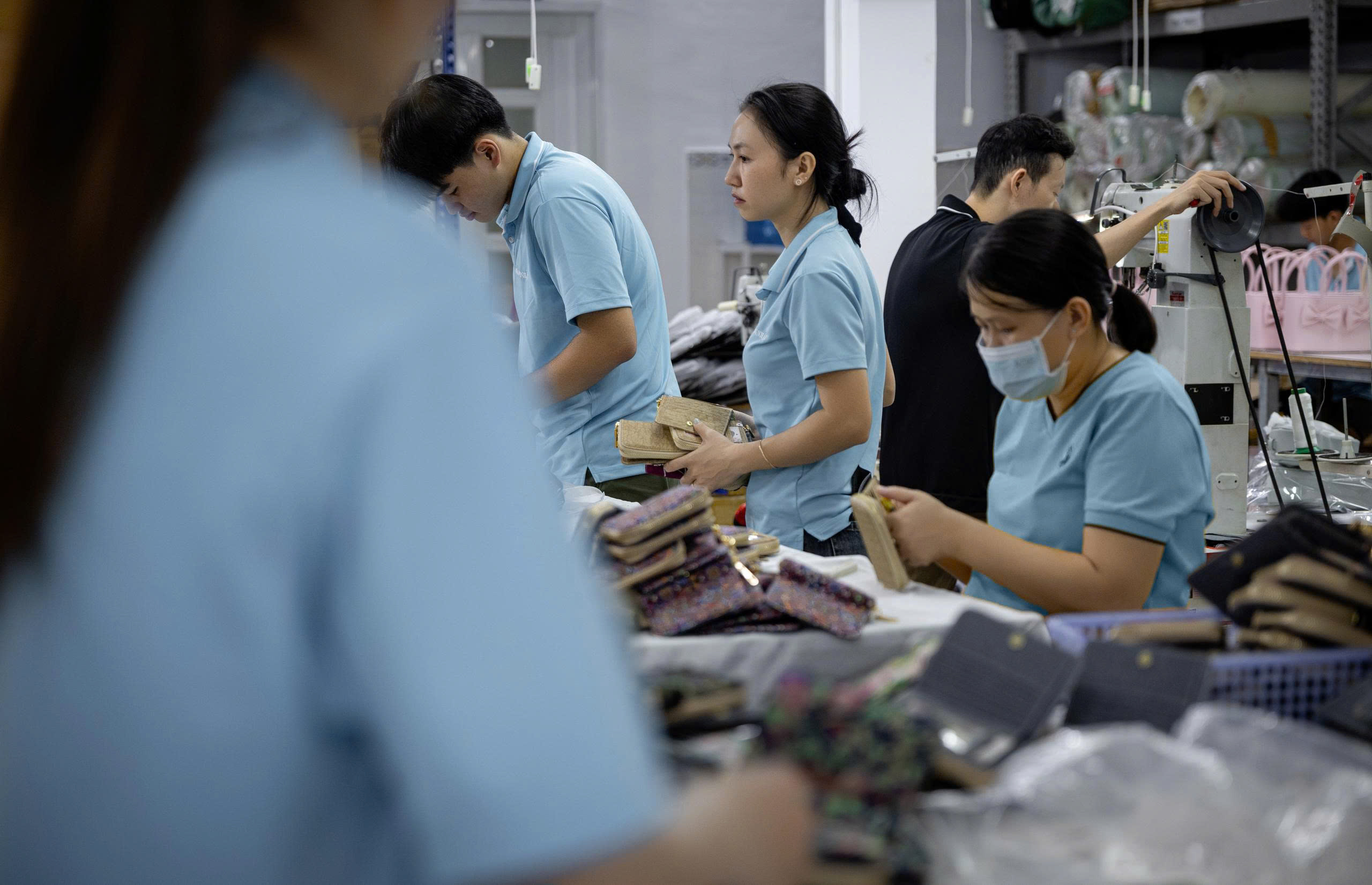Tổ KCS kiểm tra thành phẩm trước khi đóng gói